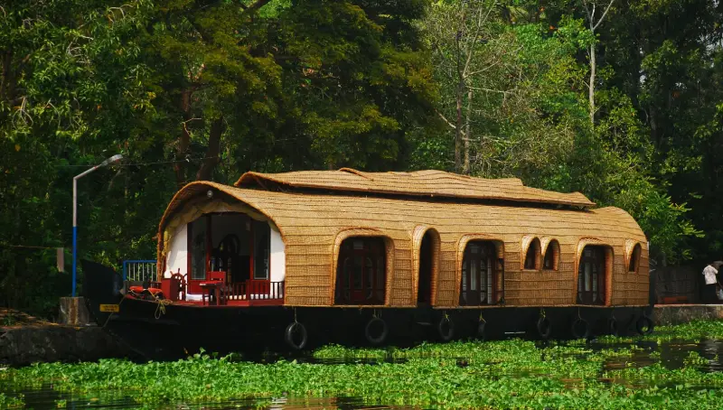 Why Choose a Luxury Houseboat in Kerala?
